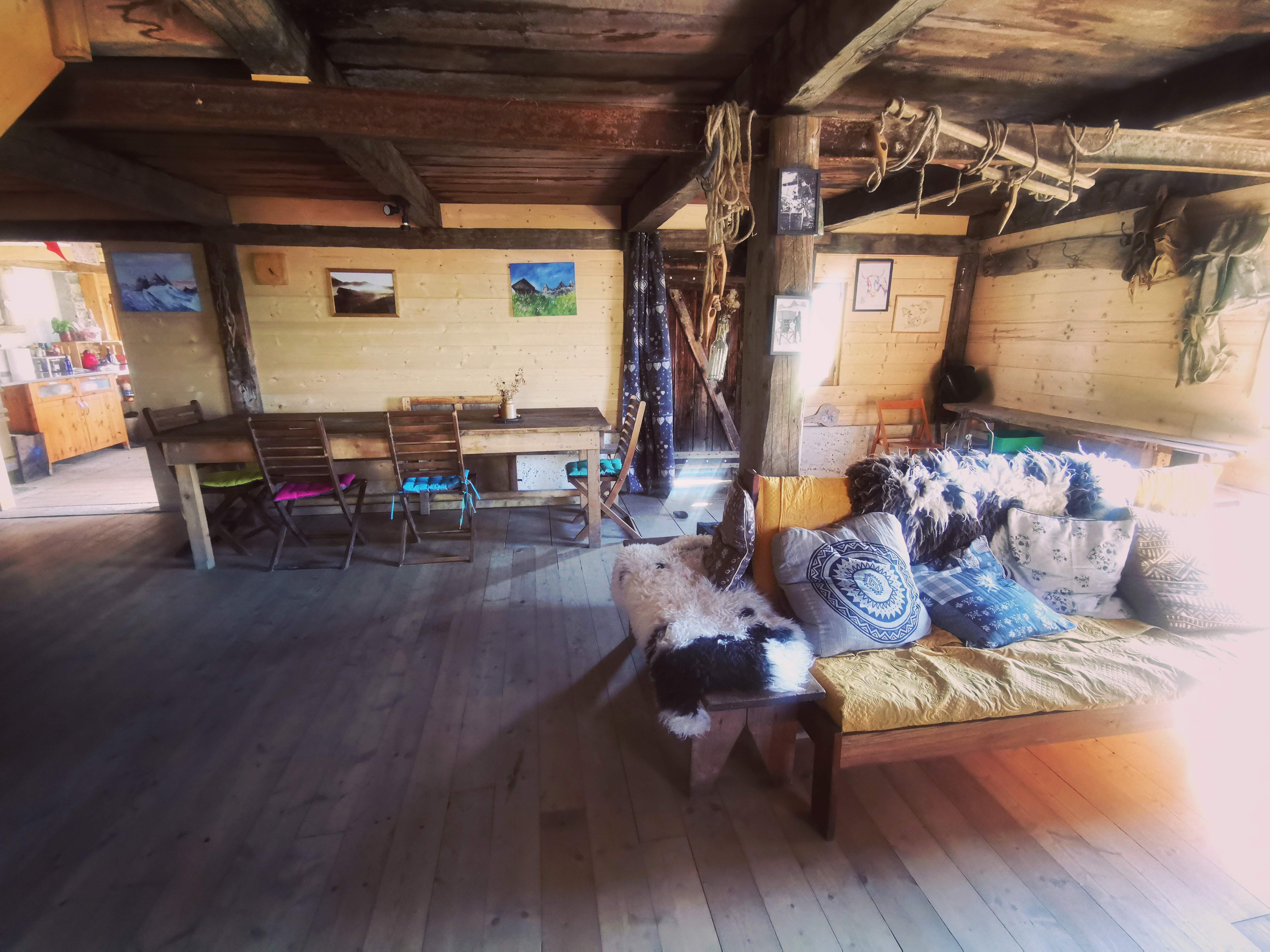Le salon authentique du chalet en Savoie